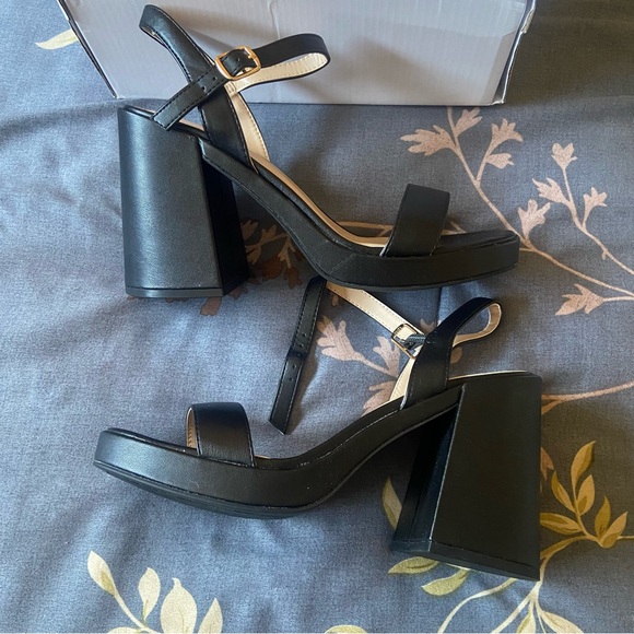 New in Box Black Strappy Open Toe Chunky Heels Pumps 8.5 - Picture 5 of 5